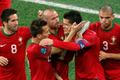 Portugalský fotbalista Cristiano Ronaldo slaví se spoluhráči gól v nizozemské bráně v utkání skupiny B na Euru 2012