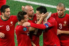 Portugalský fotbalista Cristiano Ronaldo slaví se spoluhráči gól v nizozemské bráně v utkání skupiny B na Euru 2012