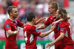Čeští fotbalisté slaví gól Petra Jiráčka v utkání Řecko - Česká republika na Euru 2012