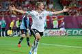 Německý fotbalista Lars Bender slaví gól v utkání skupiny B s Dánskem na Euru 2012