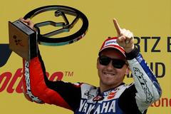 Španělský jezdec Yamahy v MotoGP Jorge Lorenzo se raduje z vítězství ve Velké ceně Velké Británie