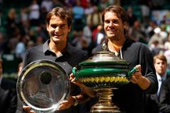 Německý tenista Tommy Haas po vítězství na turnaji ATP v německém Halle. Vedle něj finalista Švýcar Roger Federer.