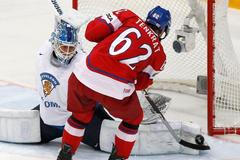 Vehanen zasahuje proti Tenkrátovi v zápase o třetí místo Finsko - Česko