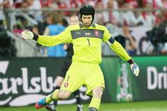 Český fotbalový brankář Petr Čech rozehrává míč v utkání skupiny A s Polskem na Euru 2012