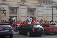 VIDEO Odjezd českých fotbalistů na zápas s Polskem