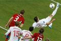 Polský fotbalista Dariusz Dudka zkouší nůžky proti České republice v utkání skupiny A na Euru 2012