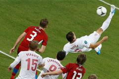 Polský fotbalista Dariusz Dudka zkouší nůžky proti České republice v utkání skupiny A na Euru 2012