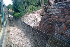 Rychlík vjel u Kolína do zřícené zdi