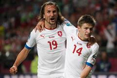 Václav Pilař slaví v náruči Petra Jirářčka v duelu Eura 2012 Česko - Rusko