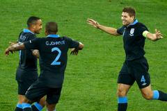 Anglický fotbalista Theo Walcott slaví druhý gól se spoluhráči Glenem Johnsonem a Stevenem Gerrardem v síti Švédů během utkání skupiny D na Euru 2012