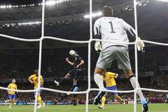 Anglický fotbalista Andy Carroll právě hlavičkuje do brány Švéda Andrease Isakssona v utkání skupiny D na Euru 2012