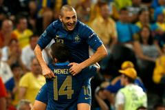 Francouzský fotbalista Jeremy Ménez slaví gól se spoluhráčem Karimem Benzemou během utkání skupiny D na Euru 2012