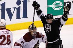 Trevor Lewis z Los Angeles se raduje v zápase proti Phoenixu