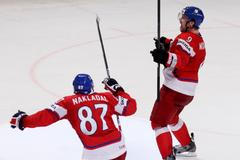 Jakub Nakládal a Milan Michálek se radují z vítězného gólu ve čtvrtfinále MS Švédsko - Česko