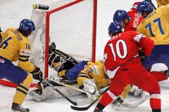 Milan Michálek a Martin Erat v gólové situaci ve čtvrtfinále MS Švédsko - Česko