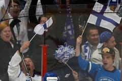 Finsko - USA (Finové Petri Kontiola - vpravo a Jesse Joensuu slaví gól)