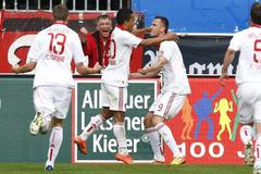 Pekhart a Didavi slaví branku.