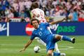 Andrea Pirlo a Nikica Jelavič v utkání Chorvatska s Itálií ve skupině C na Euru 2012