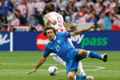 Andrea Pirlo a Nikica Jelavič v utkání Chorvatska s Itálií ve skupině C na Euru 2012