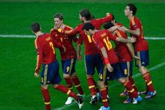 Španělé slaví gól Davida Silvy v utkání s Irskem ve skupině C na Euru 2012