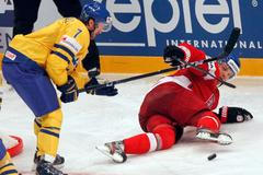 Milan Michálek a Niklas Kronwall bojují o puk v utkání Česko - Švédsko