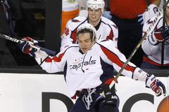 Alex Ovečkin se srazil s Denisem Seidenbergem / Boston Bruins vs. Washington Capitals