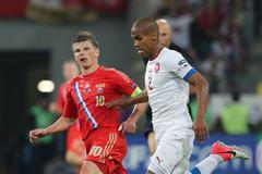 Andrej Aršavin a Theodor Gebre Selassie v utkání Ruska s Českou republikou na Euru 2012