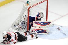 Lundqvist v bráně po jednom ze soubojů na brankovišti v utkání s Jersey