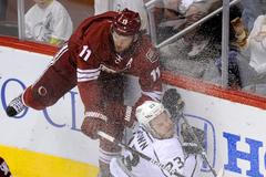 Střet Hanzala s Brownem v zápase Phoenix Coyotes - LA Kings