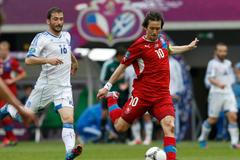 Jorgos Fotakis a Tomáš Rosický v utkání Řecko - Česká republika na Euru 2012