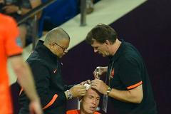 Arjen Robben je ošetřován v utkání Nizozemska s Německem na Euru 2012