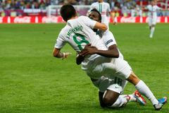 Joao Moutinho a Silvestre Varela v utkání Dánska s Portugalskem na Euru 2012