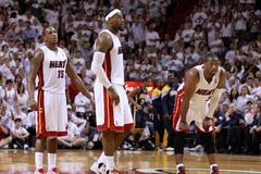 Zklamaní hráči Miami po zápase s Indianou (uprostřed LeBron James, vpravo Dwyane Wade)