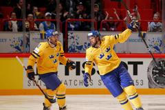 Zetterberg a Kronwall se radují z druhého gólu v síti Čechů.