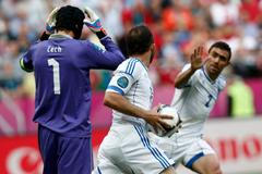 Petr Čech sleduje radost Řeckých fotbalistů v utkání Řecko - Česká republika na Euru 2012