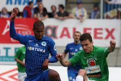 Gebre Sellasie a Lafata bojují o míč v utkání Jablonec - Liberec