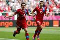 Václav Pilař a Milan Baroš slaví gól v utkání Řecko - Česká republika na Euru 2012