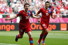 Václav Pilař a Milan Baroš slaví gól v utkání Řecko - Česká republika na Euru 2012
