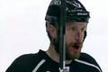 Zraněný Rob Scuderi z Los Angeles Kings po souboji se Stevem Bernierem