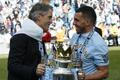 Carlos Tévez a Roberto Mancini. Manchester City získal titul