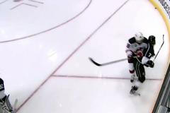 Zákrok Steva Berniera na Roba Scuderiho