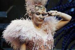 Kylie zpátky na pódiu!