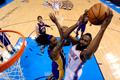 James Harden se prosazuje přes Jordana Hilla Oklahoma City - LA Lakers