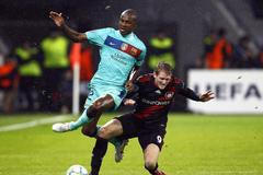 Éric Abidal z Barcelony a Andre Schürrle z Leverkusenu v Lize mistrů