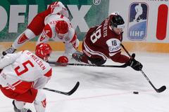 Saulietis bojuje o puk s D.Nielsenem a Bodkerem v zápase Lotyšsko - Dánsko