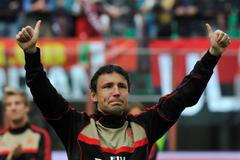 Mark van Bommel se loučí s fanoušky AC Milán