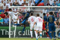 Joleon Lescott skóruje v utkání Francie - Anglie na Euru 2012