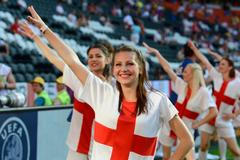 Anglické cheerleaderky před utkáním Francie - Anglie na Euru 2012