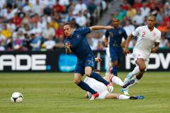 Franck Ribéry a Glen Johnson v utkání Francie - Anglie na Euru 2012