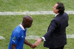 Mario Balotelli a trenér Cesare Prandelli v utkání základní skupiny mezi Španělskem a Itálií na Euru 2012